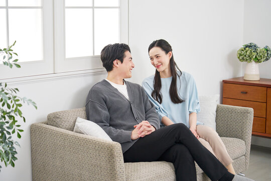 リビングで会話するカップル