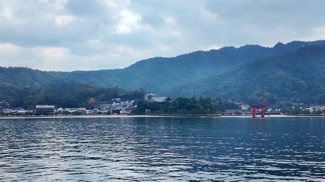 海に浮かぶ鳥居の見える風景