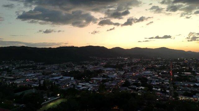 Un atardecer en la ciudad de santa tecla en El Salvador con un hermoso cielo te&ntilde;ido de oro rodeado de edificios y monta&ntilde;as haciendo un paisaje impresionante 