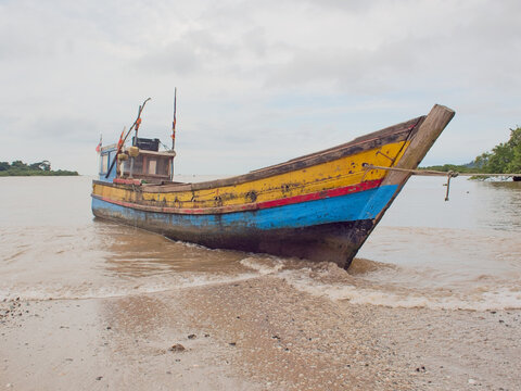 Old rustic boat in Puerto Caimito, Panama (side view)