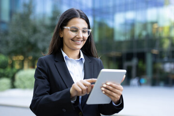 Obraz premium Business woman using digital tablet for remote work and corporate communication.
