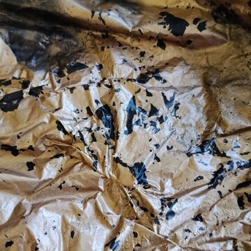 винтажный фон с золотой фольгой и черным гранжем
abstract vintage texture with crumpled gold foil peeling black spray paint and aged plastic wrap effect. dark rustic metallic bac
