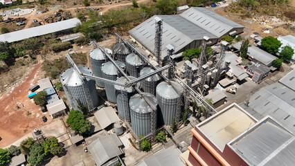 Industrial grain elevator complex with metal storage silos for processing agricultural crops © Salsabila Ariadina