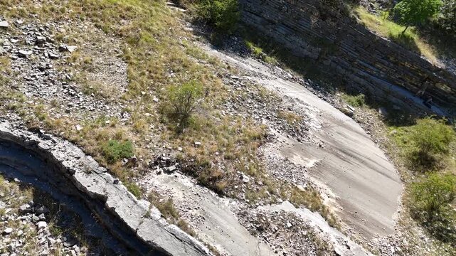 Dettaglio dall'alto dei lastroni di roccia calcarea affiorante e dei detriti ghiaiosi sul versante del Monte Catria