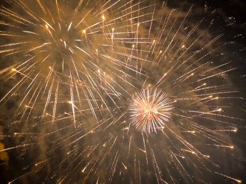 Espet&aacute;culo no c&eacute;u noturno com a magia do fogo de artif&iacute;cio numa noite de festa