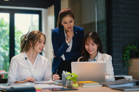 Business coach woman supporting young female trainee during learning session in office for career plan
