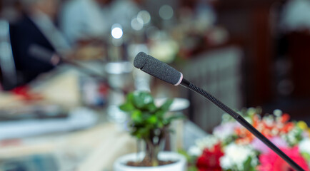 A microphone stands ready during a press conference, symbolising media interaction, journalism, public communication and news coverage © HAYAVISTA