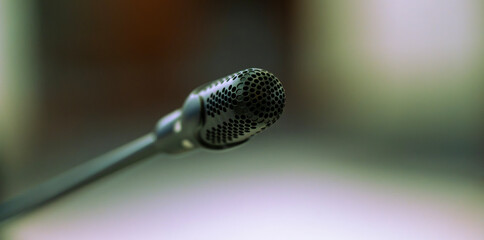 A microphone stands ready during a press conference, symbolising media interaction, journalism, public communication and news coverage © HAYAVISTA
