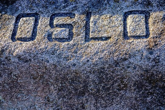 verwitterter stein mit der aufschrift oslo