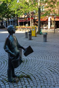 kiel, deutschland - skulptur zeitungsjunge am asmus-bremer-platz 