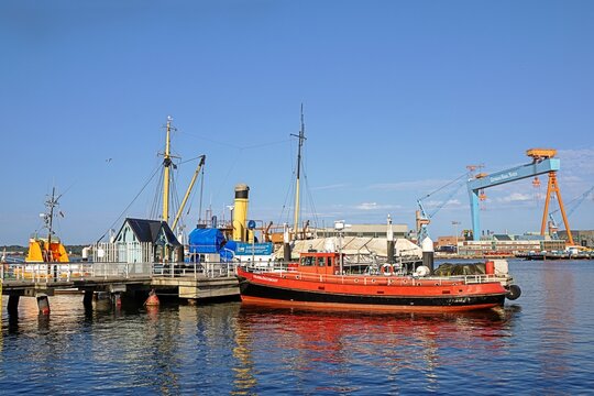 kiel, deutschland - 12.07.2026 - hafengel&auml;nde mit hafenkran und feuerl&ouml;schboot 