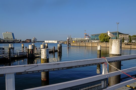 kiel, deutschland - hafengel&auml;nde mit schwedenkai im hintergrund