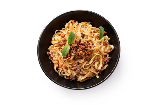 Piatto di tagliolini al rag&ugrave; di manzo, isolato su fondo bianco - Cibo Italiano 