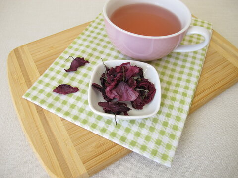 Poppy flower tea: Herbal tea made from dried poppy flowers