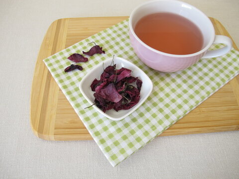 Poppy flower tea: Herbal tea made from dried poppy flowers