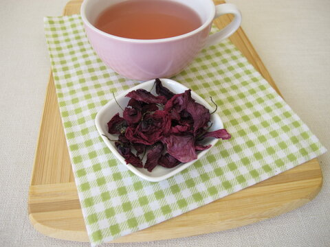 Poppy flower tea: Herbal tea made from dried poppy flowers