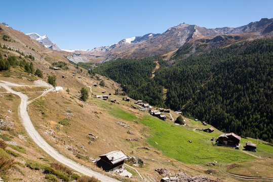 Hochalm mit traditionellen H&uuml;tten am Sunnegga Gornergrat des Matterhorn &uuml;ber Zermatt Schweiz