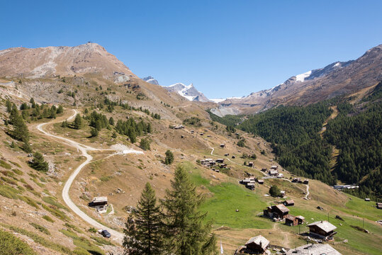 Hochalm mit traditionellen H&uuml;tten am Sunnegga Gornergrat des Matterhorn &uuml;ber Zermatt Schweiz