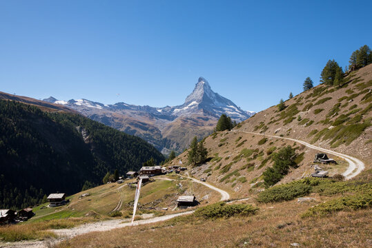 Hochalm mit traditionellen H&uuml;tten am Sunnegga Gornergrat des Matterhorn &uuml;ber Zermatt Schweiz