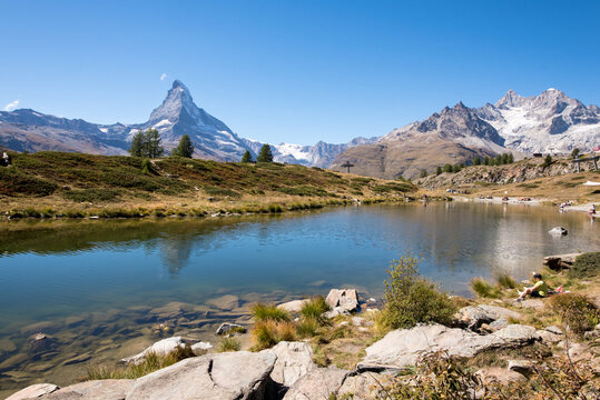 Leisee mit Spiegelung des Schweiz Wahrzeichen Matterhorn am Sunnegga &uuml;ber Zermatt im Sonnenschein des Sommer