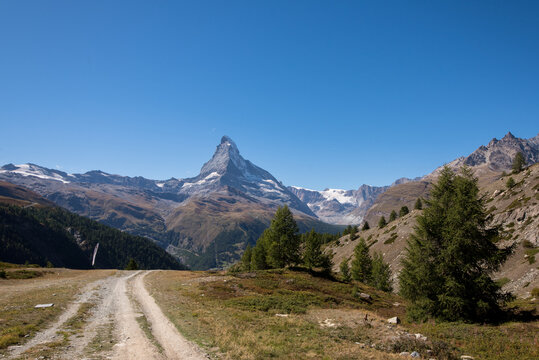 Hochwanderwege auf der Alm Sunnegga mit Blick auf das Matterhorn &uuml;ber Zermatt Schweiz