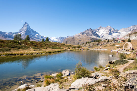 Leisee mit Spiegelung des Schweiz Wahrzeichen Matterhorn am Sunnegga &uuml;ber Zermatt im Sonnenschein des Sommer