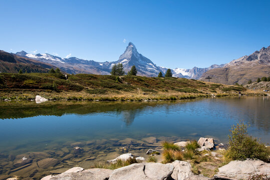 Leisee am Sunnegga mit Spiegelung des Matterhorn an sonnigem Hochsommertag &uuml;ber Zermatt Schweiz