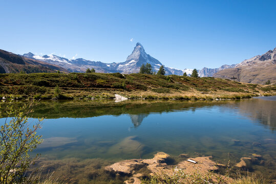 Leisee am Sunnegga mit Spiegelung des Matterhorn an sonnigem Hochsommertag &uuml;ber Zermatt Schweiz