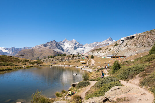 Sunnegga mit Leisee und Spielplatz in der hochalpinen Landschaft rund um das Matterhorn Zermatt Schweiz