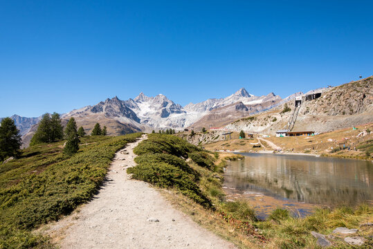 Sunnegga mit Leisee und Spielplatz in der hochalpinen Landschaft rund um das Matterhorn Zermatt Schweiz