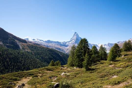 Hochalm mit Wanderwegen am Sunnegga mit Blick auf das Matterhorn Zermatt Schweiz