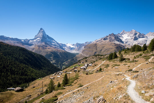 Hochalm Sunnegga mit Gourmetstrasse und Matterhorn Blick &uuml;ber Zermatt Schweiz