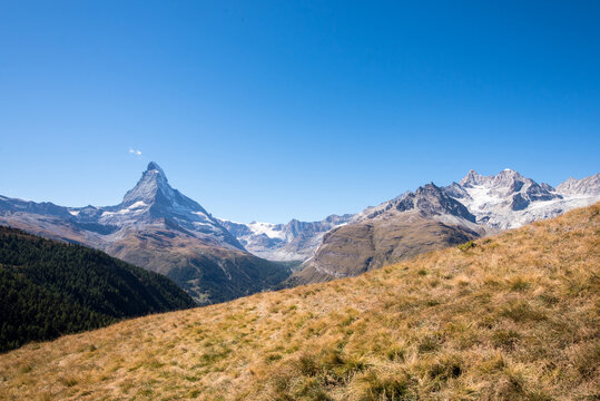 Hochalm Sunnegga mit Gourmetstrasse und Matterhorn Blick &uuml;ber Zermatt Schweiz