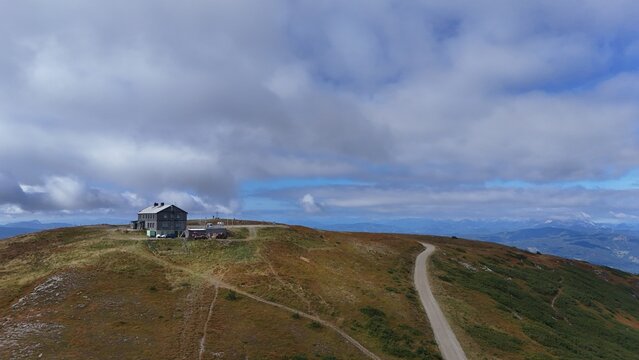 Berggipfel Stuhleck am Semmering mit Schutzhaus und Forststra&szlig;e