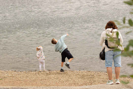 Spielende Kinder am See