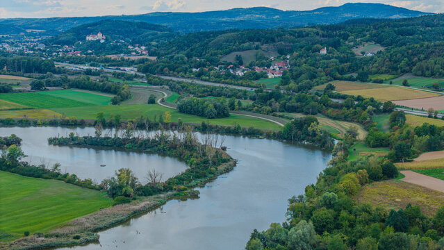 Flusslandschaft mit D&ouml;rfern, Wiesen und H&uuml;geln in der N&auml;he eines kleinen Flusses