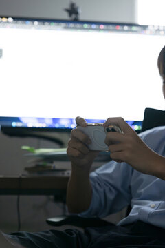Students who can&rsquo;t concentrate on studying at home and play with their smartphones, students who use their smartphones while studying&mdash;beware of dopamine addiction. [Anonymous image]