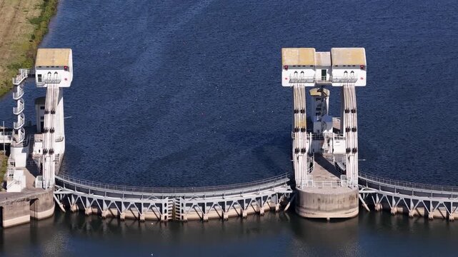 Aerial drone view of the Amerongen weir and navigation lock on the Lower Rhine, featuring hydraulic engineering, hydropower, water management and inland shipping infrastructure.