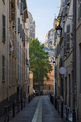 Obraz premium Narrow street in Le Panier, with La Major Cathedral, Marseille