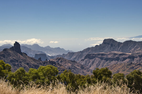 Berglandschaft auf Gran Canaria mit Blick auf den Roque Bentayga und Roque Nublo