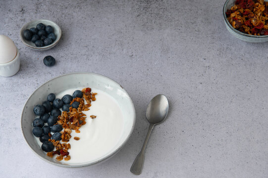 Greek yogurt with blueberries and granola, healthy breakfast copy space