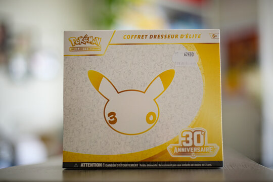 View of a Pok&eacute;mon ETB for the brand's 30th anniversary