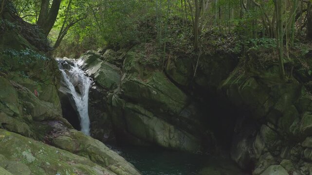 岩肌を滑るように流れ落ちる山中の美しい滝 神秘的な清流 福岡