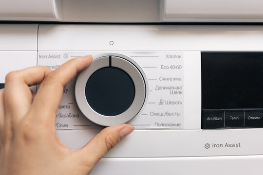 press the start button on the washing machine display, select and switch the washing mode on the touch screen, select the program for the dryer, control the washing machine, select the washing mode