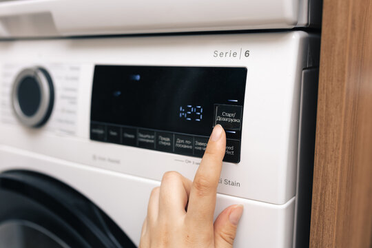 press the start button on the washing machine display, select and switch the washing mode on the touch screen, select the program for the dryer, control the washing machine, select the washing mode