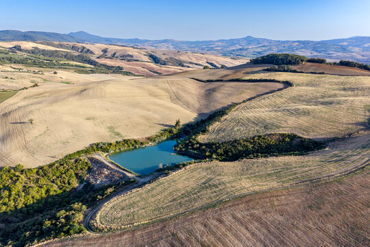 Le lac au milieu des collines de Monticchiello