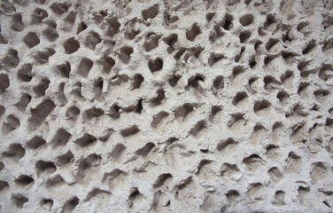 Biała ściana o oryginalnym tynku strukturalnym jak gąbka. A white wall with a distinctive textured plaster finish. © 123108 Aneta