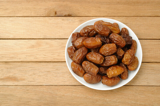 dried date palm fruit in white dish