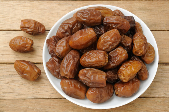 dried date palm fruit in white dish