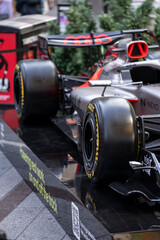 Fototapeta premium NEW YORK, USA – SEPTEMBER 16, 2026: a Formula 1 car on display in Times Square with visible sponsor branding and glossy bodywork.